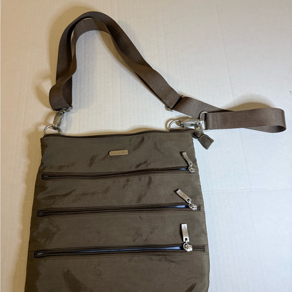 Baggallina Big Zipper Crossbody Bag with adjustable strap
